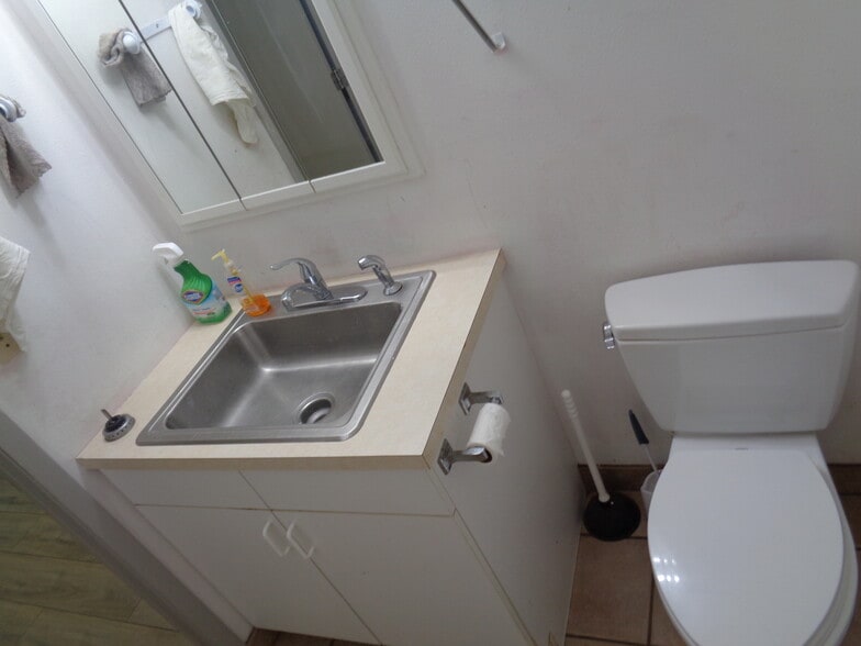 More Photos Of 6020 Deacon Rd, Sarasota Warehouse For Sale