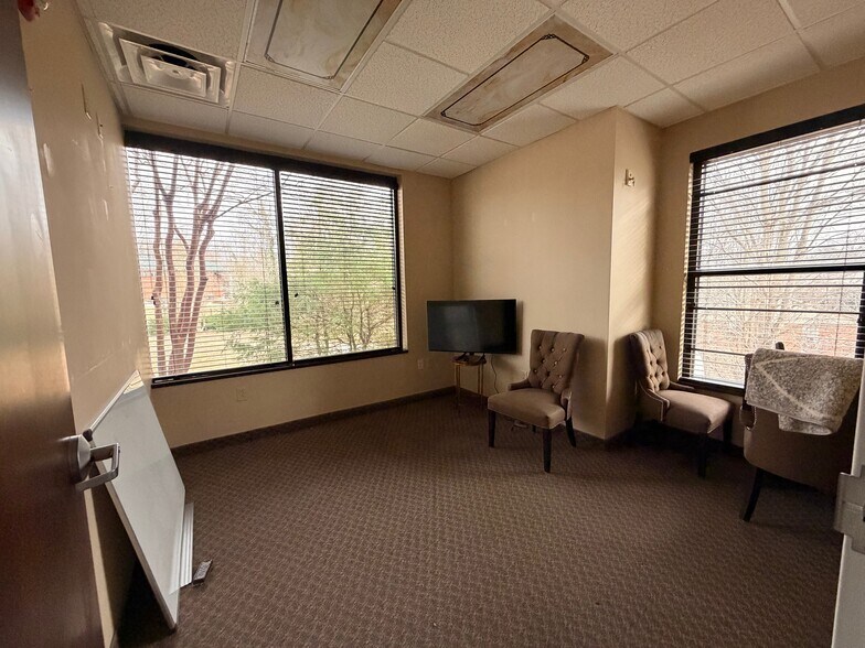 More Photos Of 1380 Eastchester Dr, High Point Medical For Lease