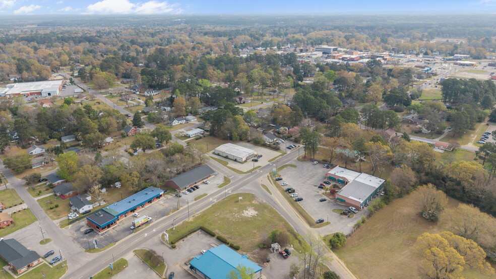More Photos Of 402-406 Harris Ave, Raeford Storefront Retail Office For Sale