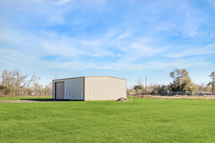 More Photos Of 1401 Mlk Blvd, El Campo Flex For Sale