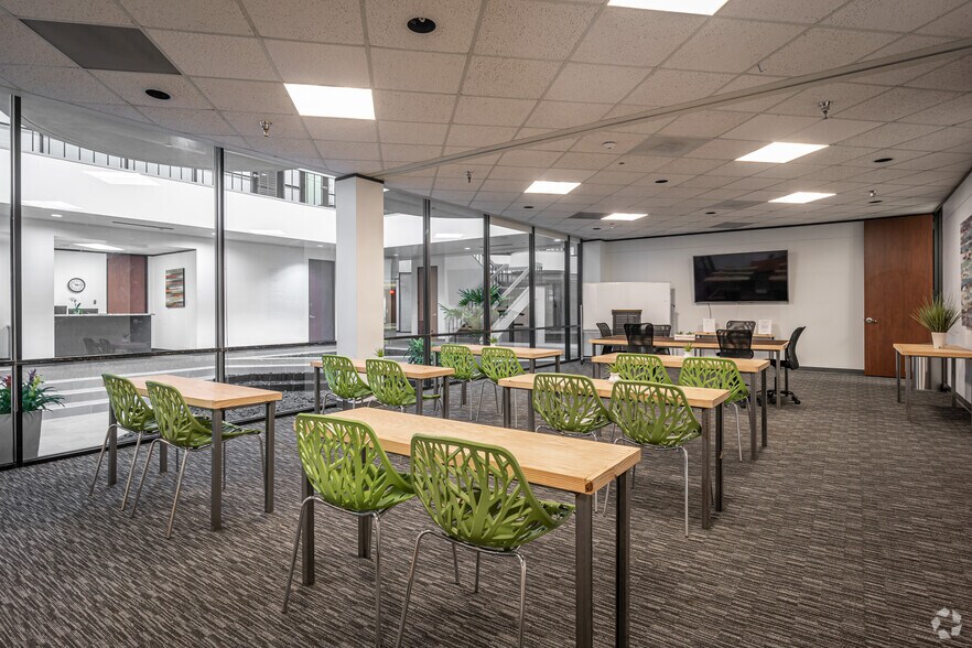 More Photos Of 110-140 Cypress Station Dr, Houston Unknown For Lease