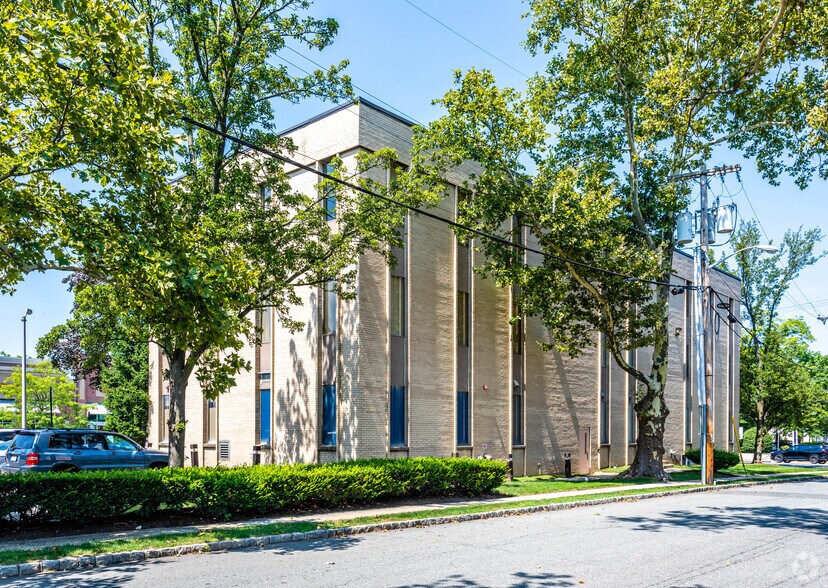 More Photos Of 105 Morris Ave, Springfield Medical For Lease