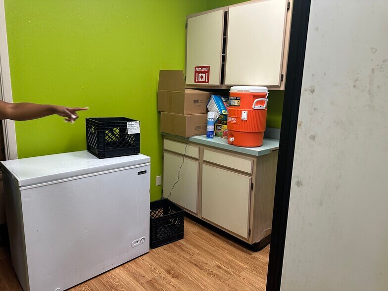 More Photos Of 5747-5757 Samuell Blvd, Dallas Unknown For Lease