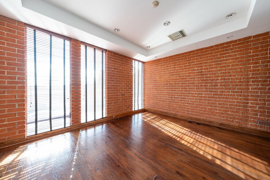 More Photos Of 690 E Green St, Pasadena Office For Lease