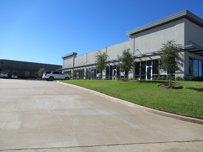 More Photos Of 2527 N Frazier St, Conroe Storefront For Sale