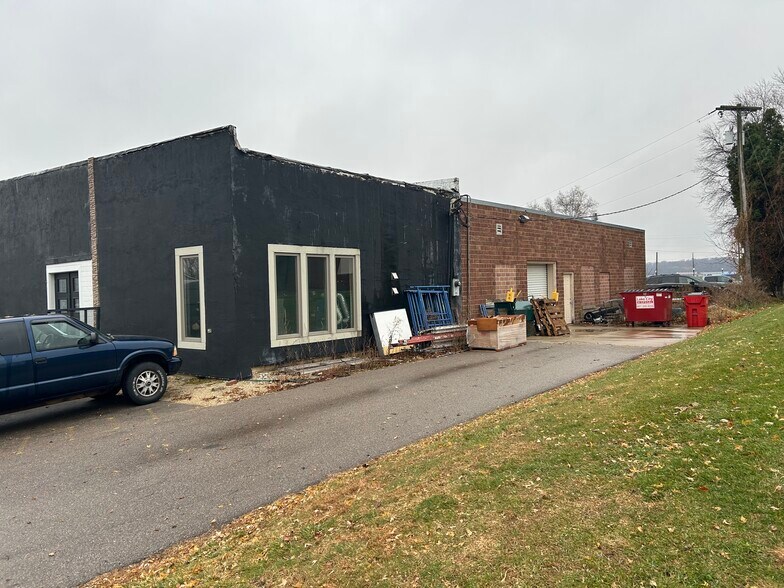 More Photos Of 102 SE 2nd Ave, Elgin Showroom For Sale