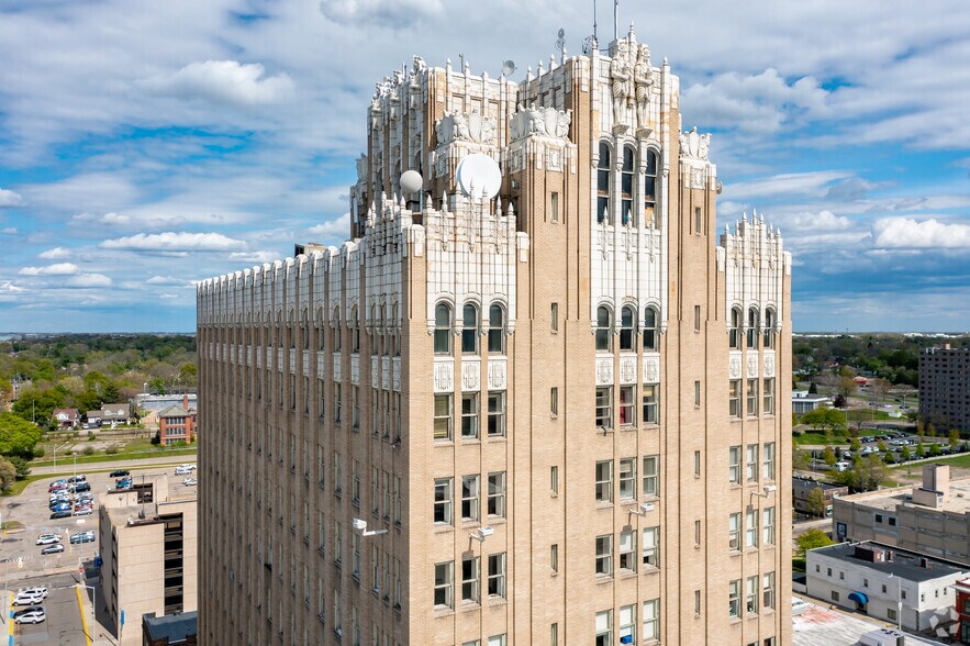 More Photos Of 28 N Saginaw St, Pontiac Office For Lease