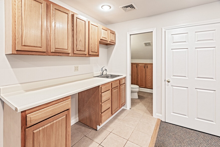 More Photos Of 5201-5215 W Woodmill Dr, Wilmington Medical For Sale