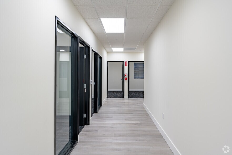 More Photos Of 21110-21132 Vanowen St, Woodland Hills Light Manufacturing For Lease