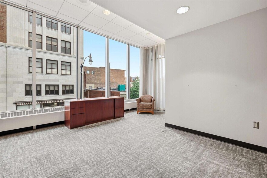 More Photos Of 270 W 7th St, Dubuque Bank For Lease