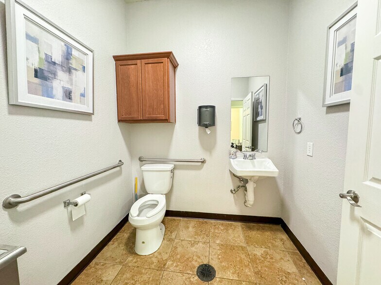 More Photos Of 1311 Chisholm Trl, Round Rock Office For Sale