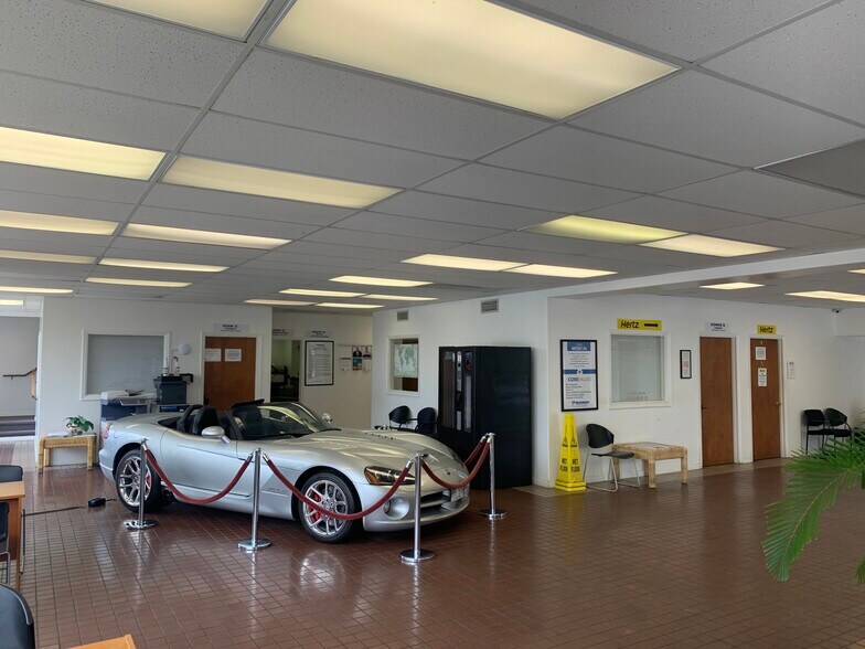 More Photos Of 46-158 Kahuhipa St, Kāneohe Showroom For Lease