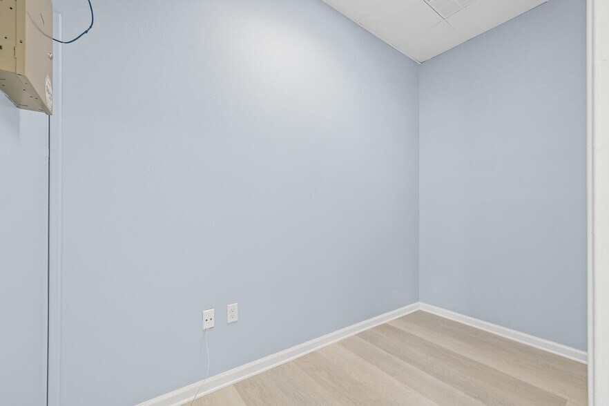 More Photos Of 913 Gulf Breeze Pky, Gulf Breeze Storefront Retail Office For Sale