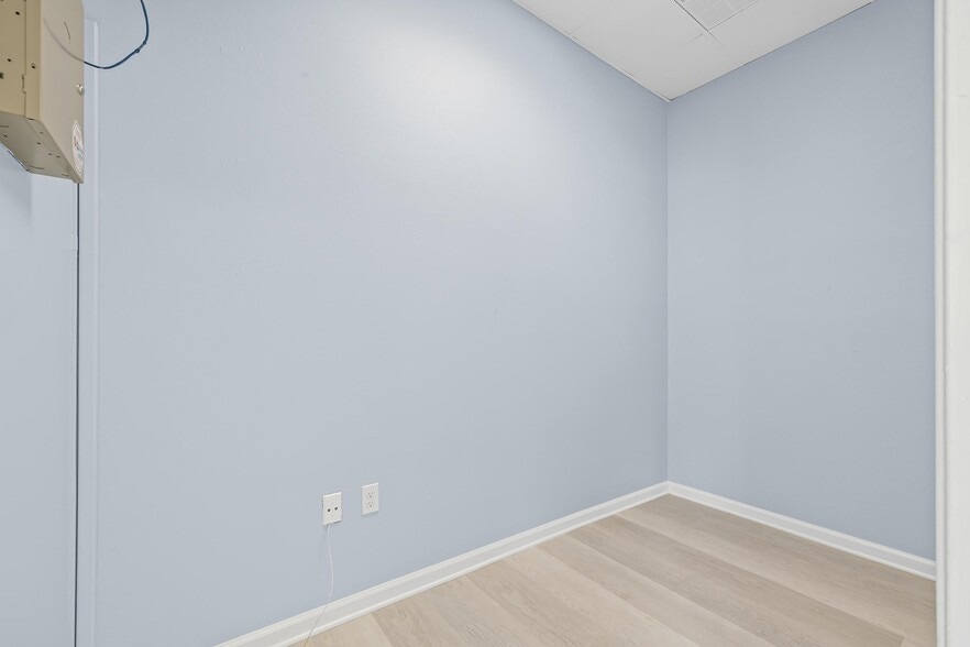 More Photos Of 913 Gulf Breeze Pky, Gulf Breeze General Retail For Sale