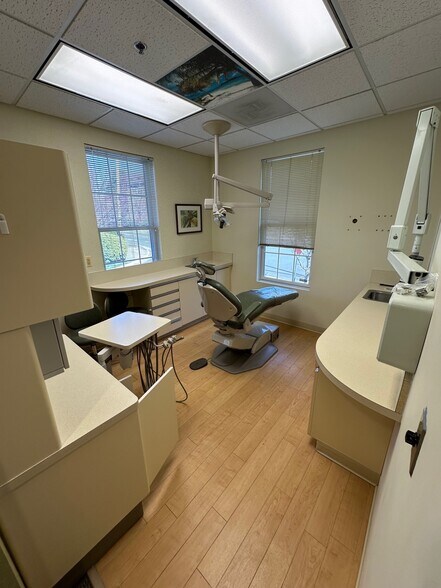 More Photos Of 6134-6138 Redwood Square Ctr, Centreville Medical For Sale