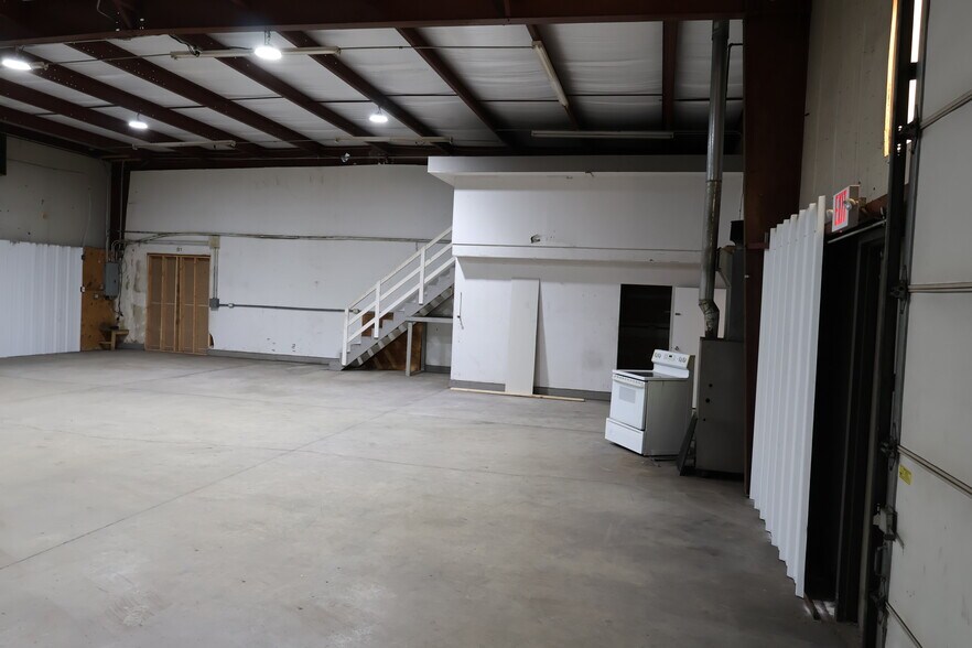 More Photos Of 305 NW Locust Ct, Oak Grove Warehouse For Lease