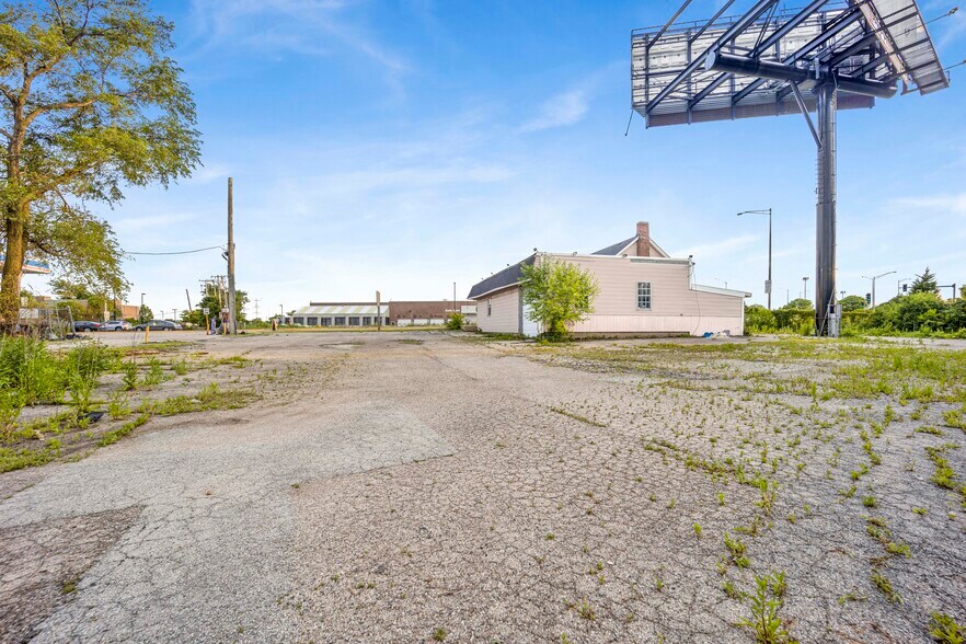 More Photos Of 21W042 Lake St, Addison Service Station For Sale