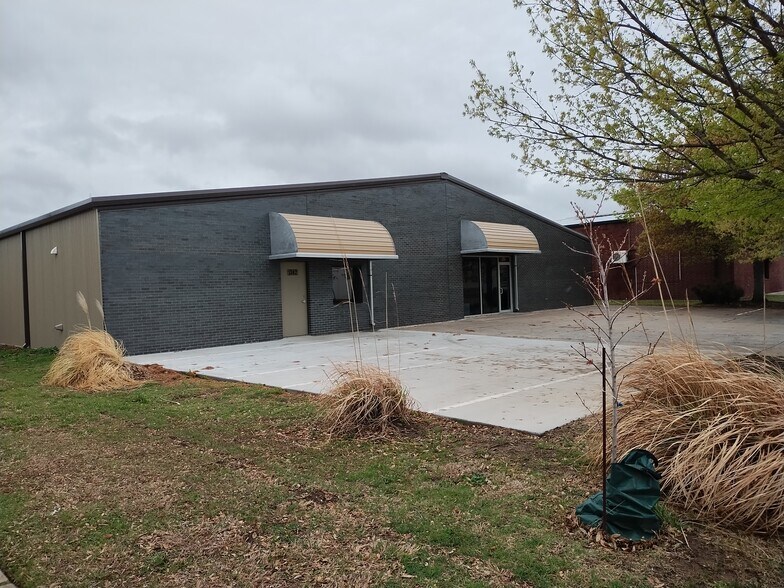 Primary Photo Of 1302 Lindsey Plaza Dr, Norman Warehouse For Lease