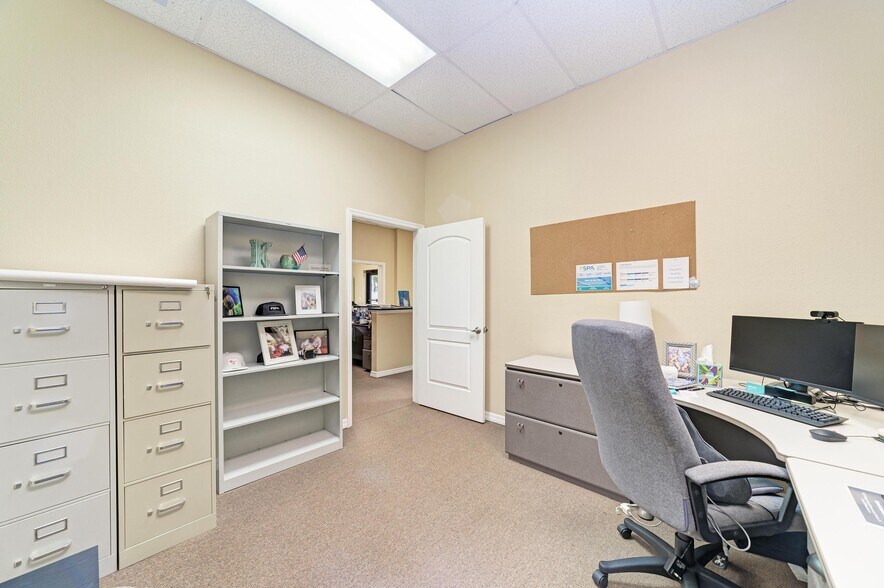 More Photos Of 2555 Porter Lake Dr, Sarasota Light Manufacturing For Sale