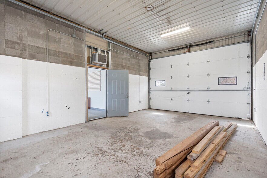 More Photos Of 418 N Old Wilderness Rd, Nixa Flex For Sale