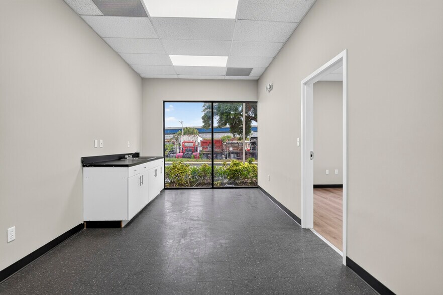 More Photos Of 3402 SW 26th Ter, Fort Lauderdale Warehouse For Lease