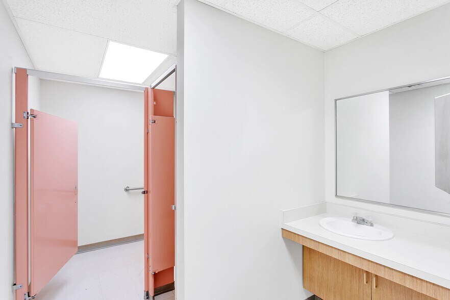 More Photos Of 6 Four Coins Dr, Canonsburg Light Distribution For Lease