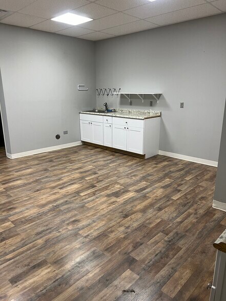 More Photos Of 8457 Andersonville Rd, Village of Clarkston Warehouse For Lease