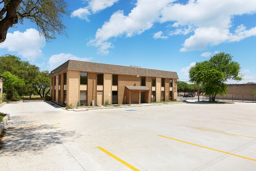 More Photos Of 4139 Gardendale St, San Antonio Office For Sale