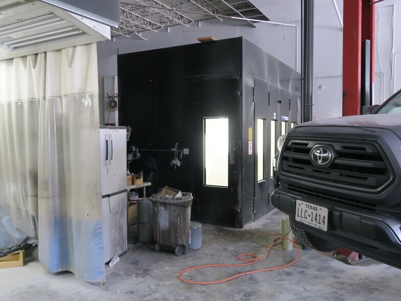 More Photos Of 5900 Schumacher Ln, Houston Auto Repair For Lease