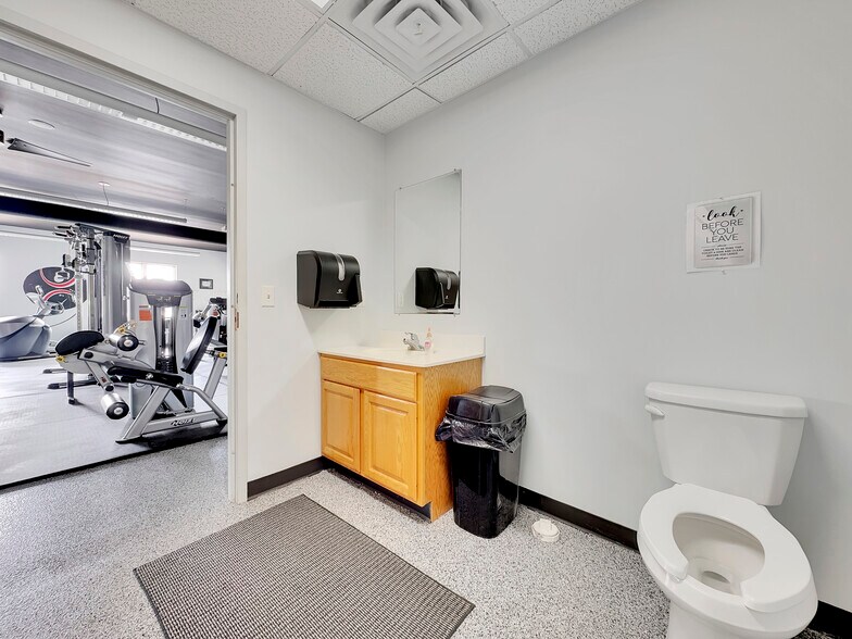 More Photos Of 808 4th St NE, Hampton Office For Sale