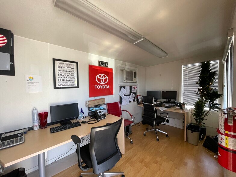 More Photos Of 825 Santa Monica Blvd, Santa Monica Land For Lease