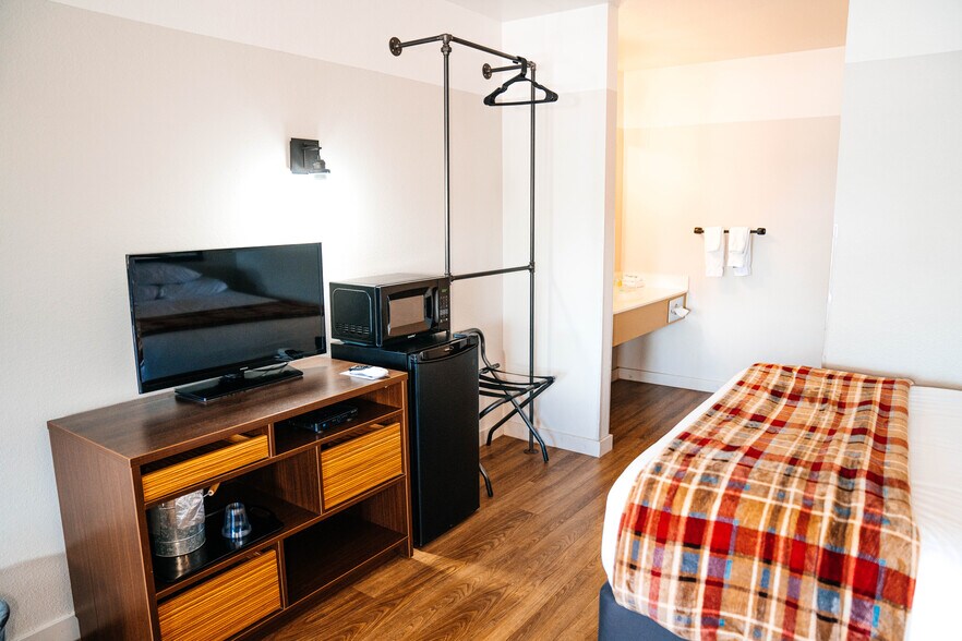 More Photos Of 525 W Rainbow Blvd, Salida Hotel For Sale
