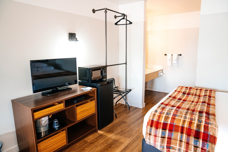 More Photos Of 525 W Rainbow Blvd, Salida Hotel For Sale