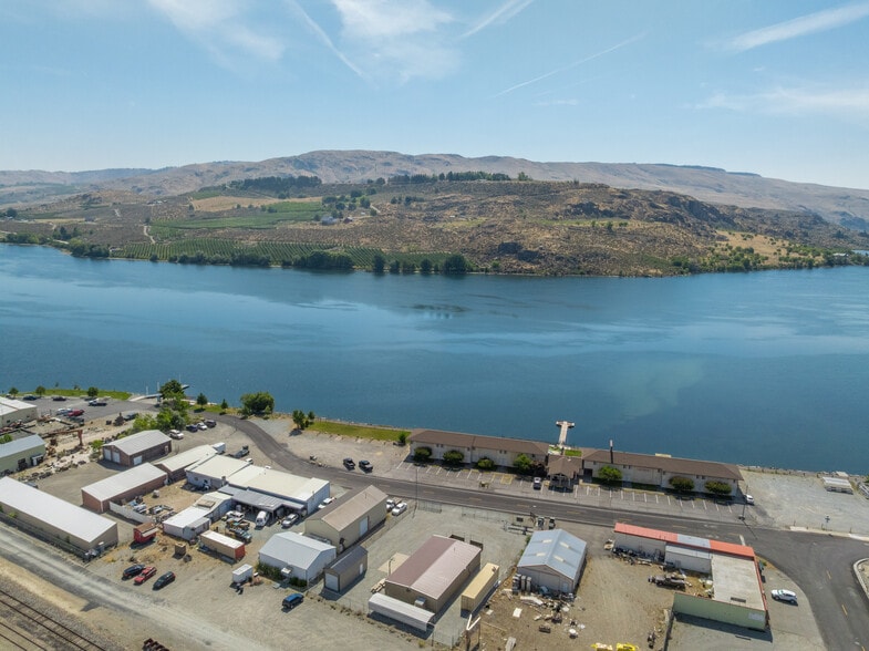 More Photos Of 102 E Lakeshore Dr, Pateros Auto Repair For Sale