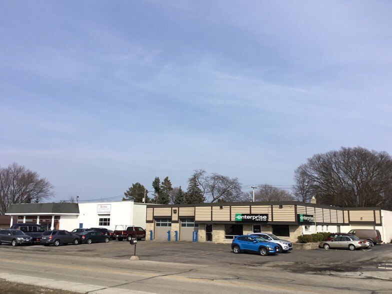 More Photos Of 4040 N 128th St, Brookfield Showroom For Sale