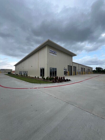 More Photos Of 1600 S Broadway Ave, Moore Self Storage For Lease