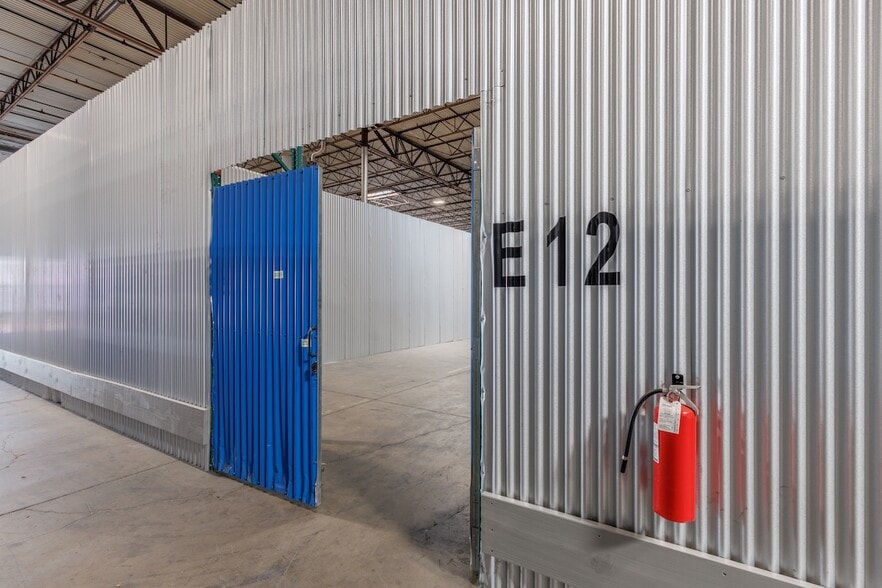 More Photos Of 11410-11420 Mathis Ave, Farmers Branch Distribution For Lease