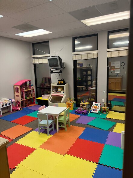 More Photos Of 450-462 SW Ward Rd, Lee's Summit General Retail For Lease