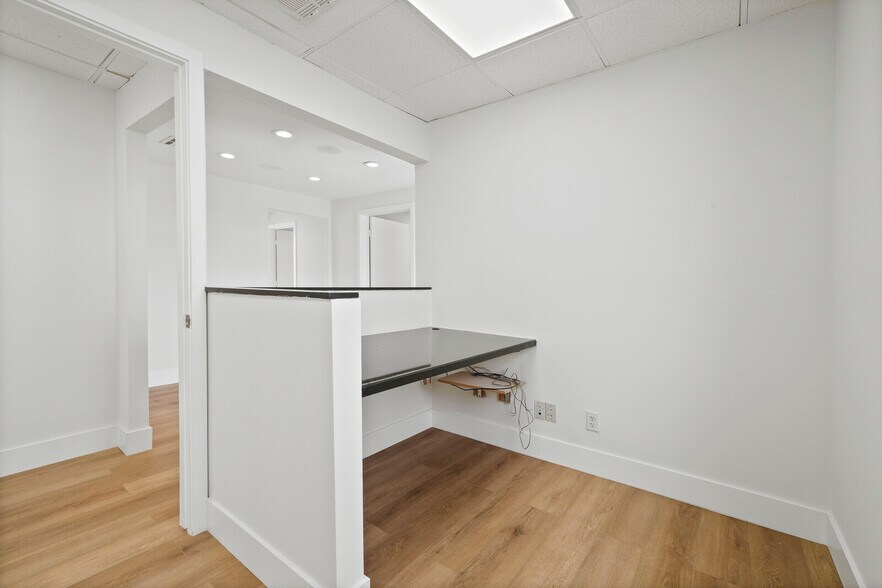 More Photos Of 4322-4334 E Tradewinds Ave, Lauderdale-by-the-Sea Loft Creative Space For Lease