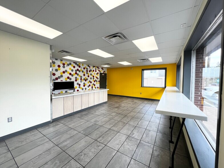 More Photos Of 688 Washington St, Middletown Freestanding For Lease