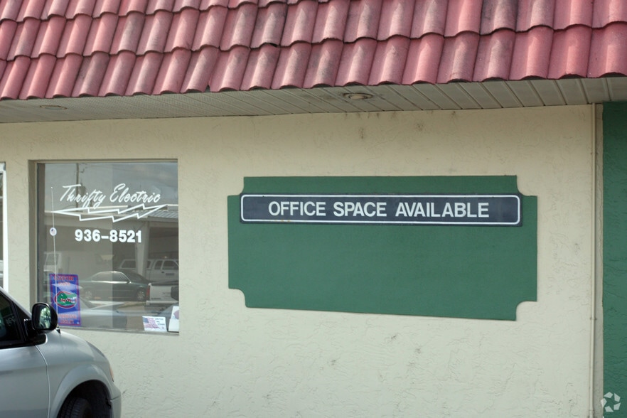 More Photos Of 39 Mildred Dr, Fort Myers Flex For Sale