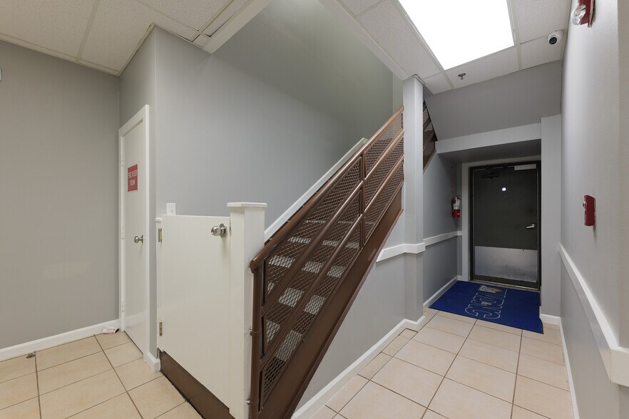 More Photos Of 305 Expressway 83, Mission Medical For Lease