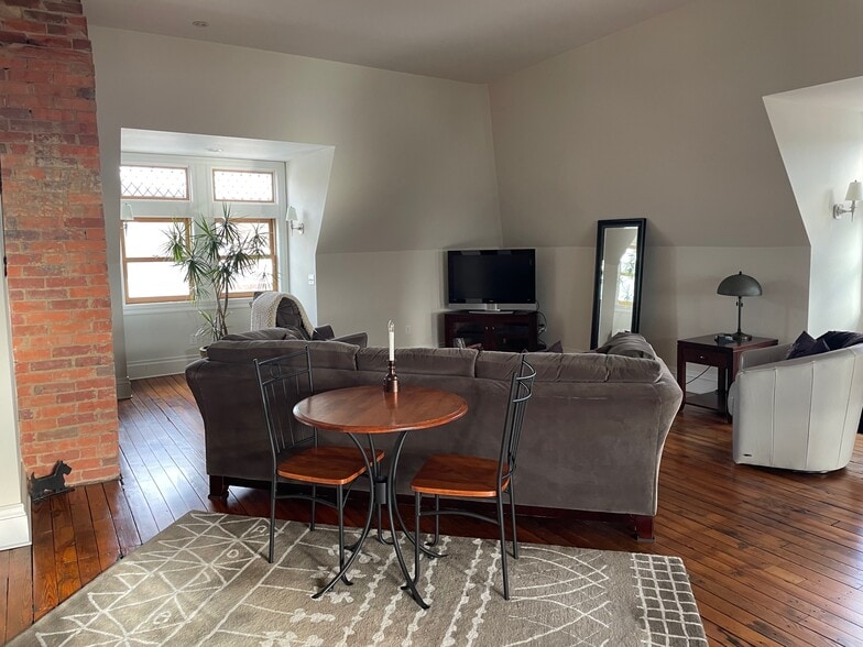 More Photos Of 301 Meyers Ave, Meyersdale Hotel For Sale