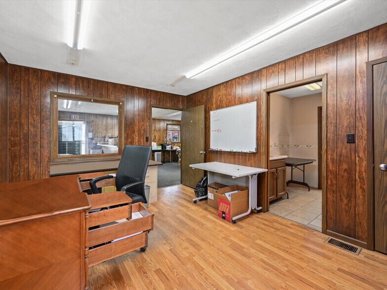 More Photos Of 1000 Century Cir, Dubuque Flex For Lease