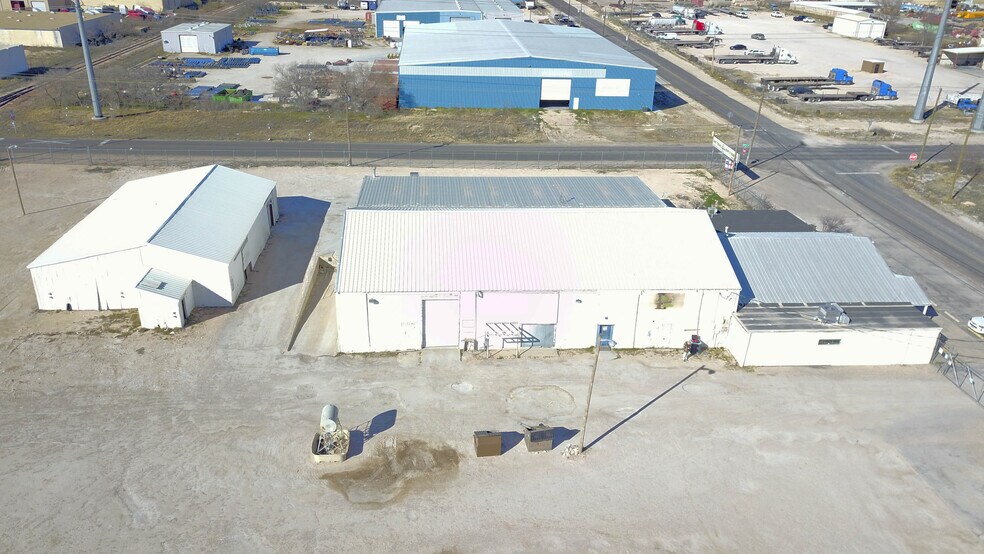 More Photos Of 302 Industrial Ave, Odessa Warehouse For Sale