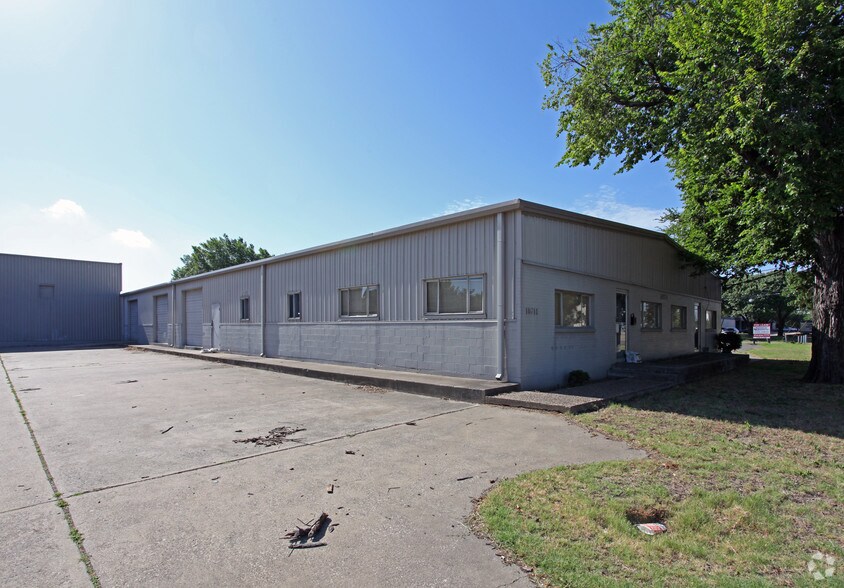 More Photos Of 10514 Shady Trl, Dallas Warehouse For Lease