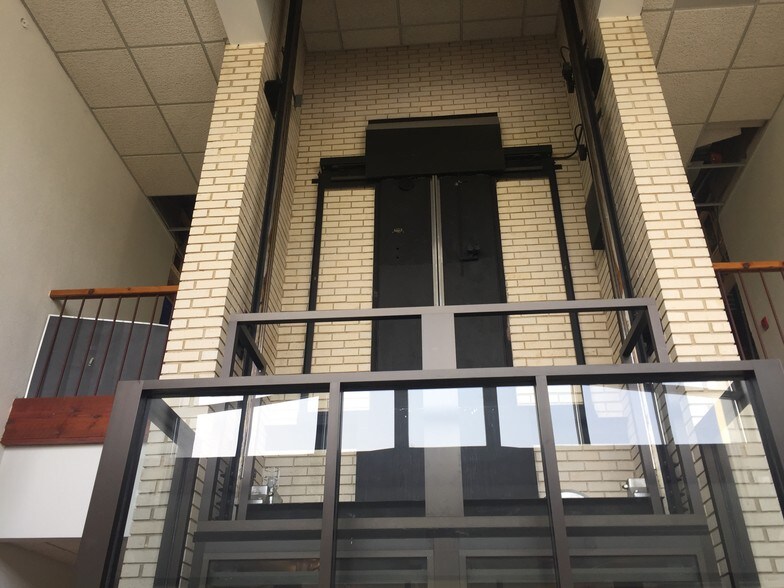 More Photos Of 275 Center Rd, Monroeville Office For Lease