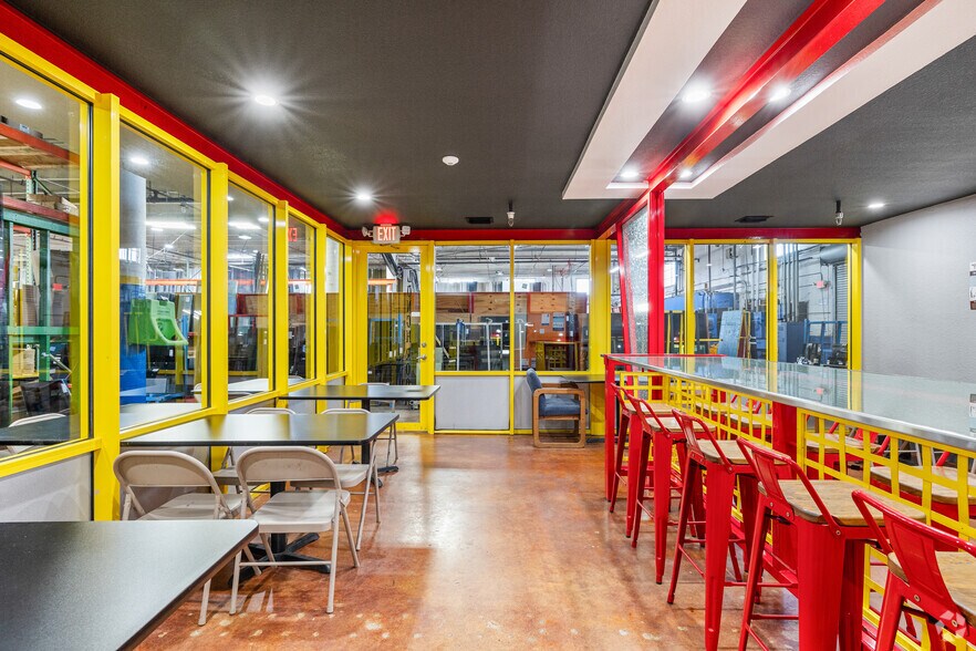 More Photos Of 3320-3350 W 17th Ct, Hialeah Manufacturing For Lease