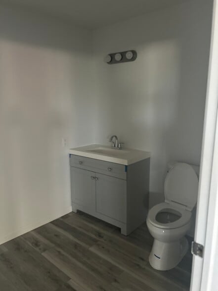 More Photos Of 2000 N Dixie Hwy, Hollywood Light Manufacturing For Sale