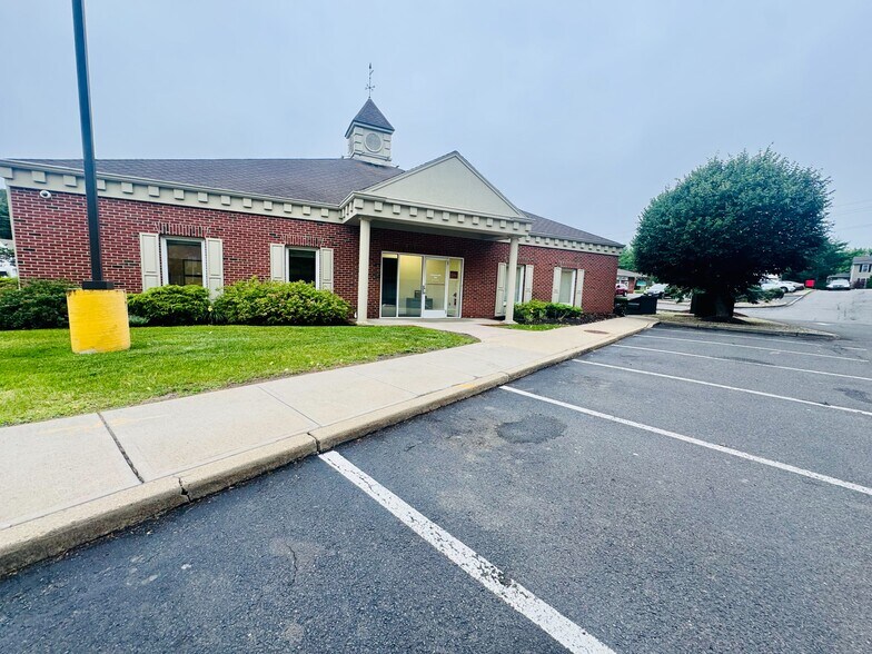 More Photos Of 100 Ryders Ln, Milltown General Retail For Lease